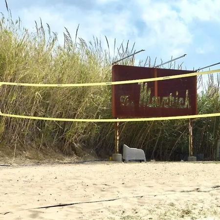The Maverick Surfvillas Хостел *